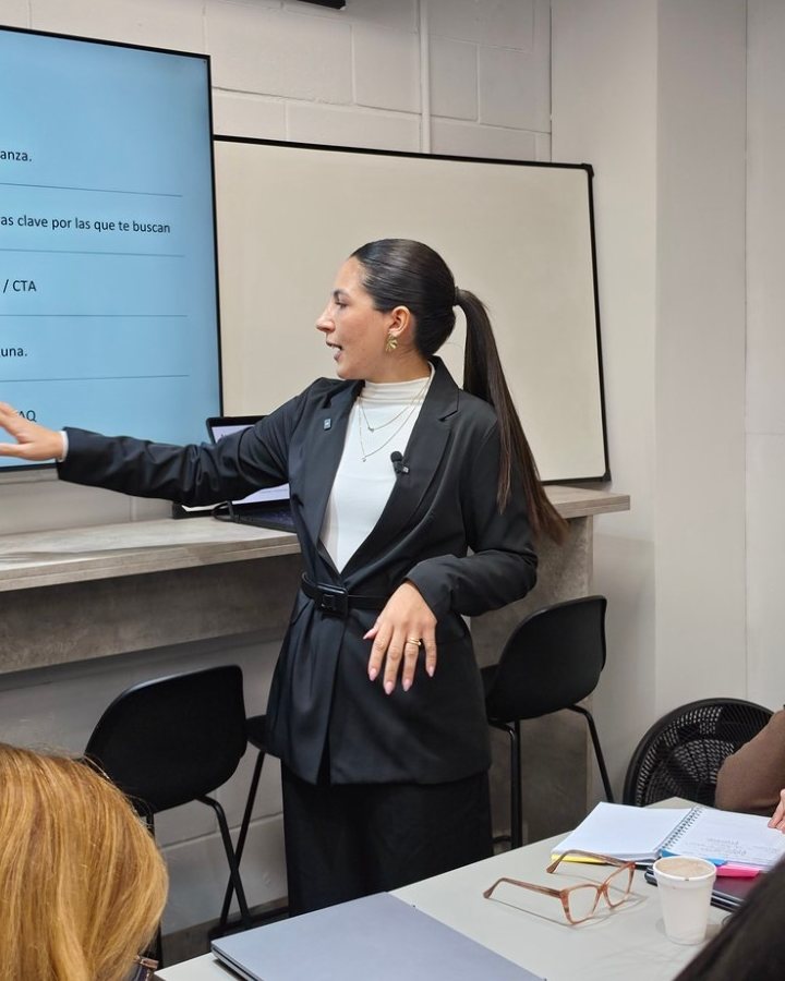 Clara Pérez dando una clase presencial