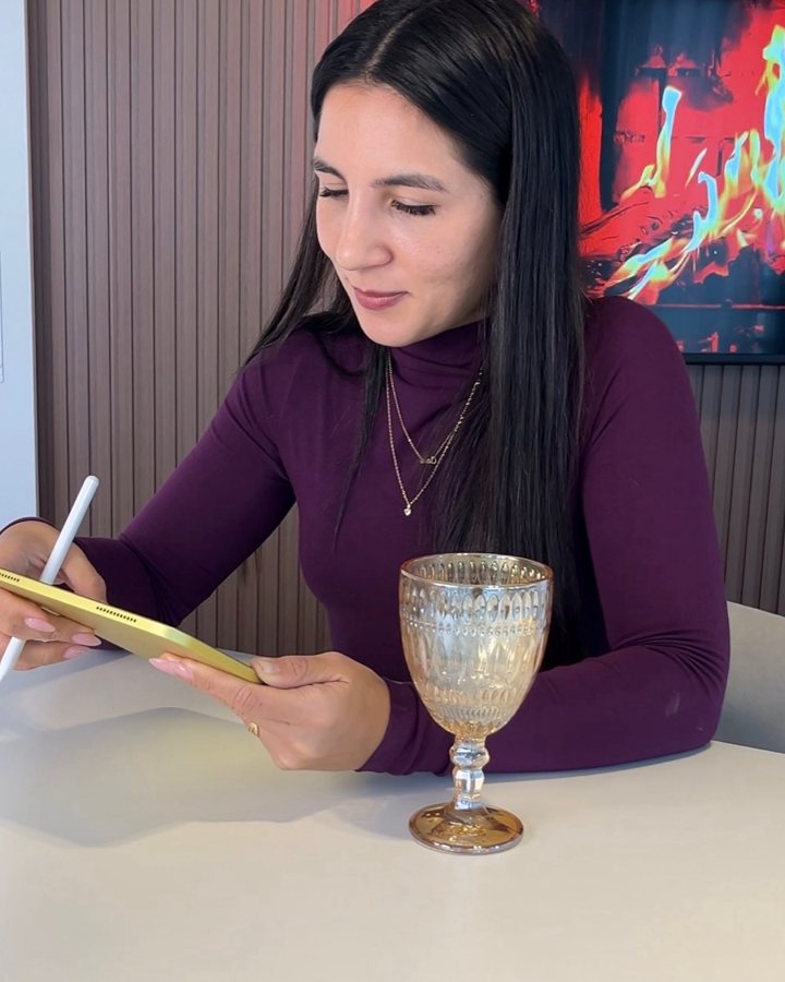 Clara Pérez trabajando con su tablet